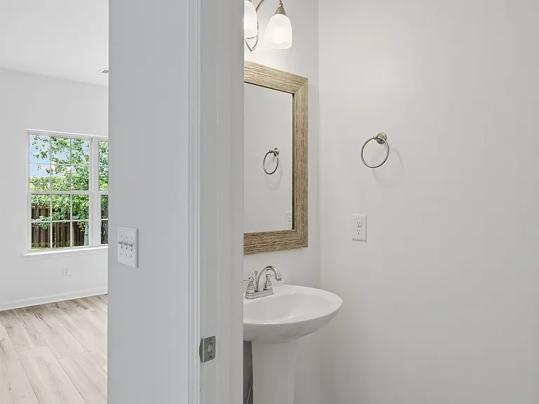 5003 Hemlock Ct — Photo 11