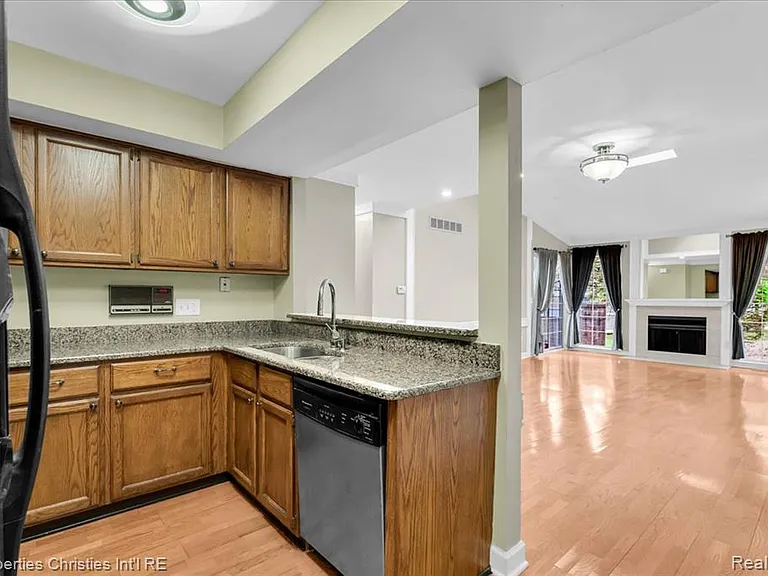 6651 Hearthside Ct — Photo 10