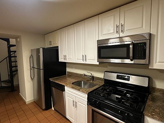 2nd image of 604 Chapel St #B