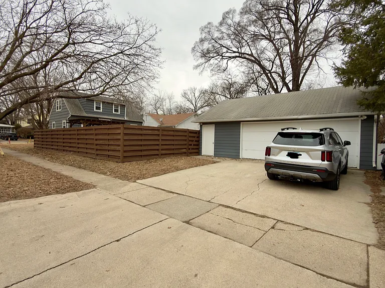 130 S Riverside Dr — Photo 3