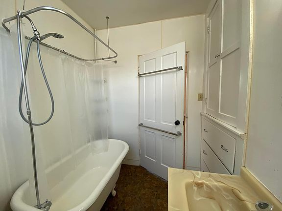 5th image of 27 E Chandler Ave
