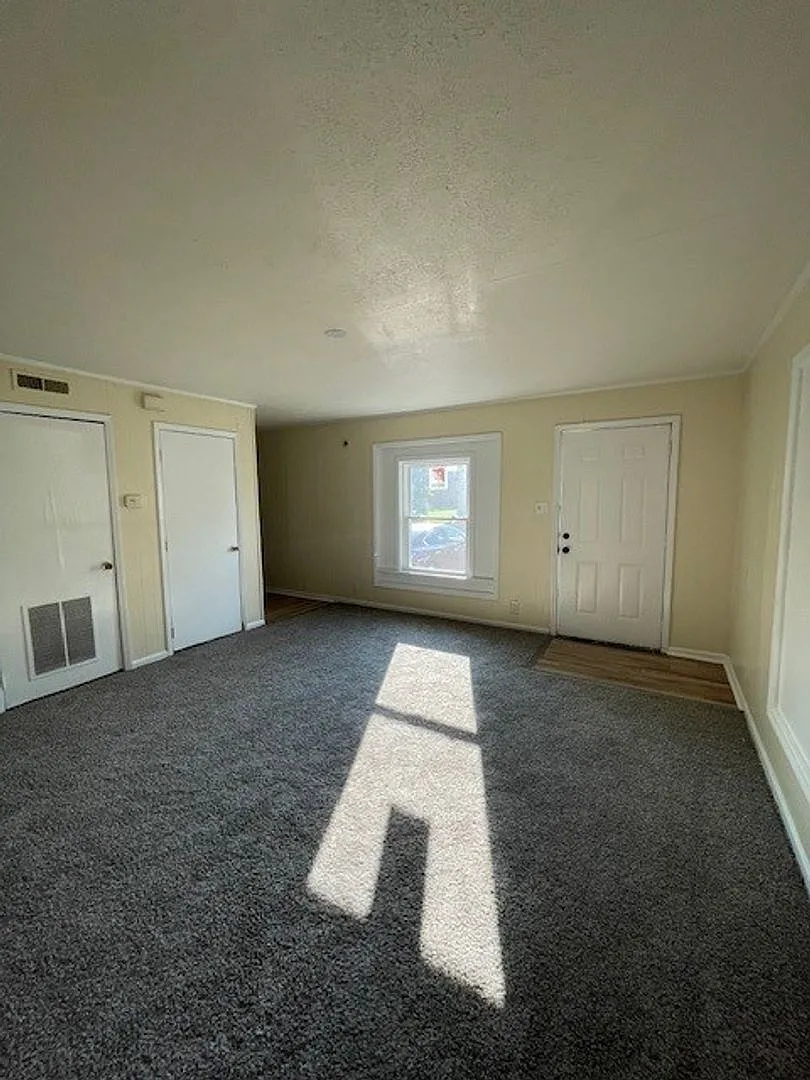 101 N Clay St — Photo 1