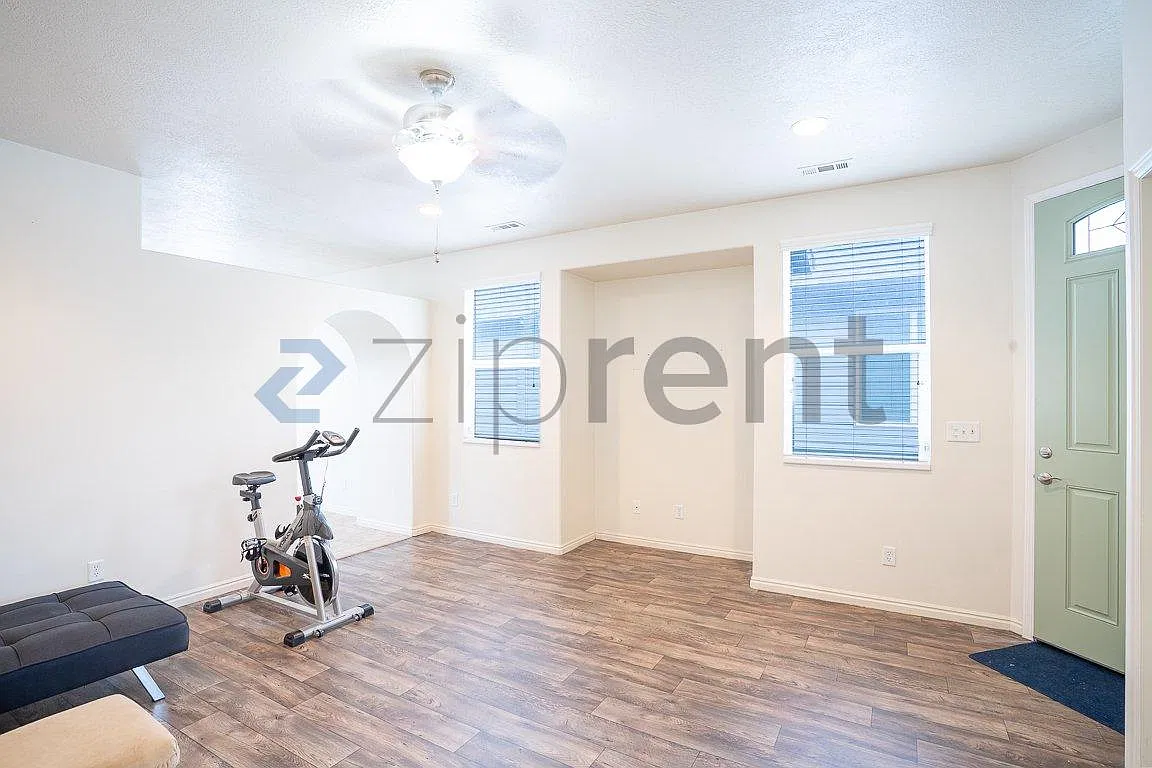 3 bed, 1237 sqft, $2,500 — Photo 4