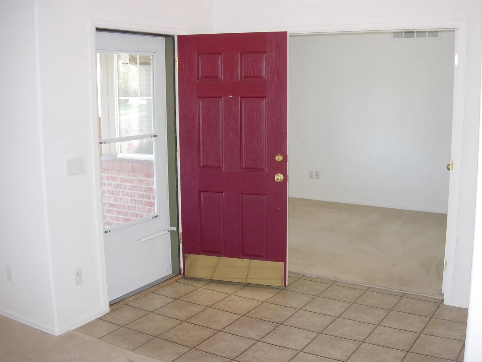 3 bed, 2048 sqft, $2,850 — Photo 2