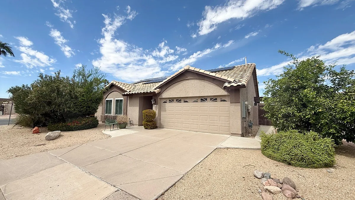 3 bed, 2.0 bath, 1467 sqft, $2,100 — Photo 3
