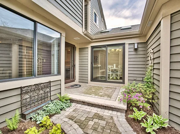 505 White Oak Ln, Lake Barrington, IL 60010