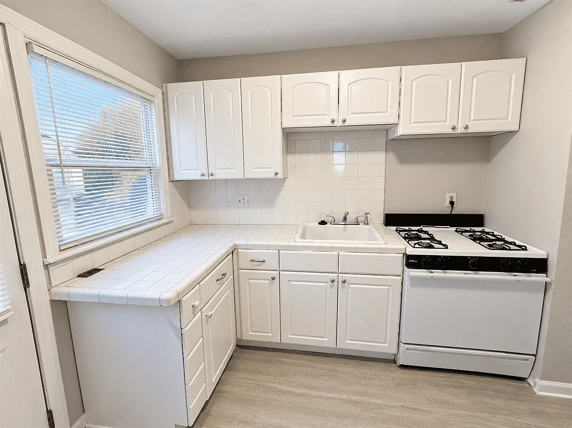 2 bed, 700 sqft, $1,100 — Photo 2
