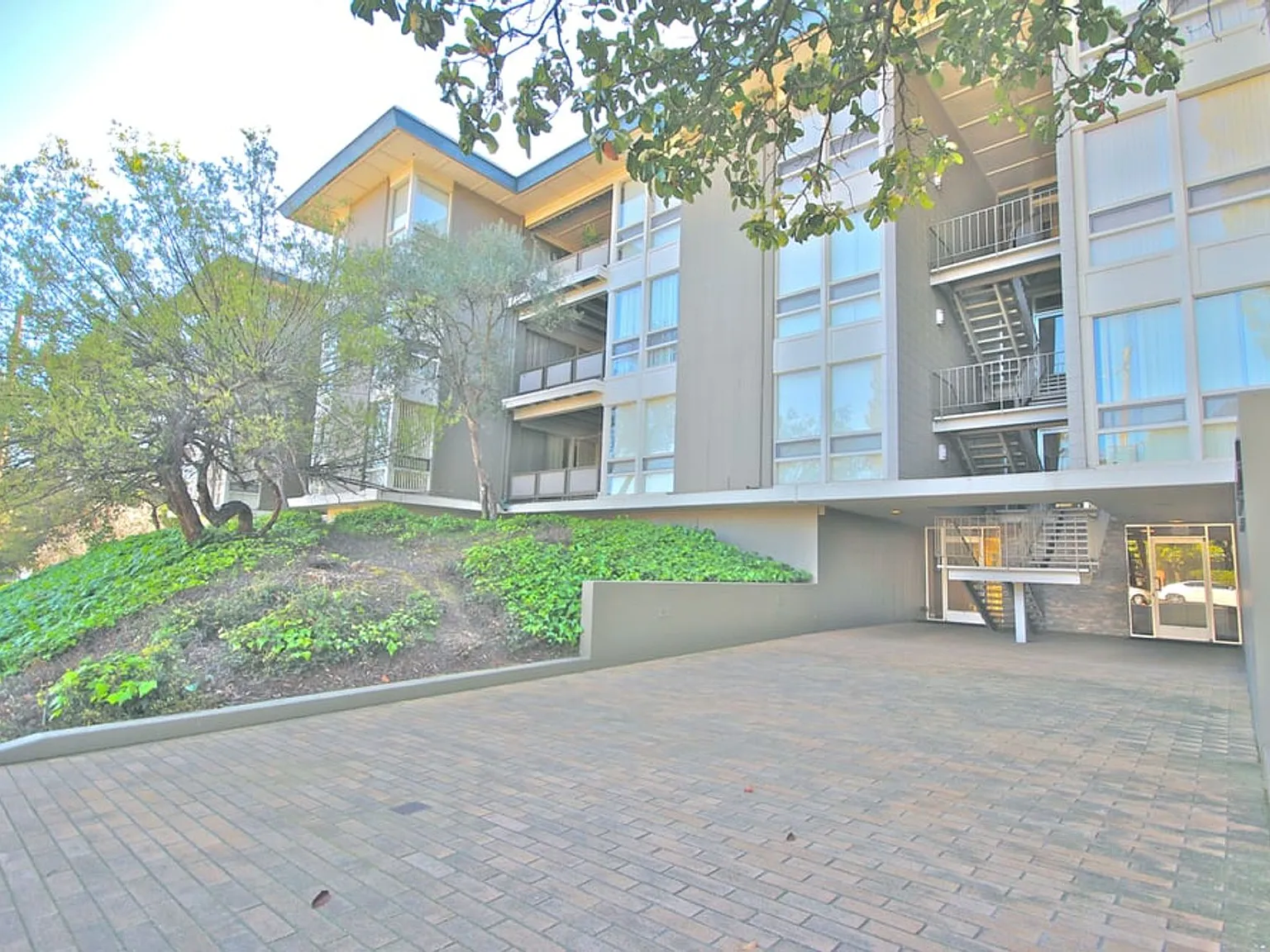 Modern Peninsula Living Across from Carlmont Village — Photo 2