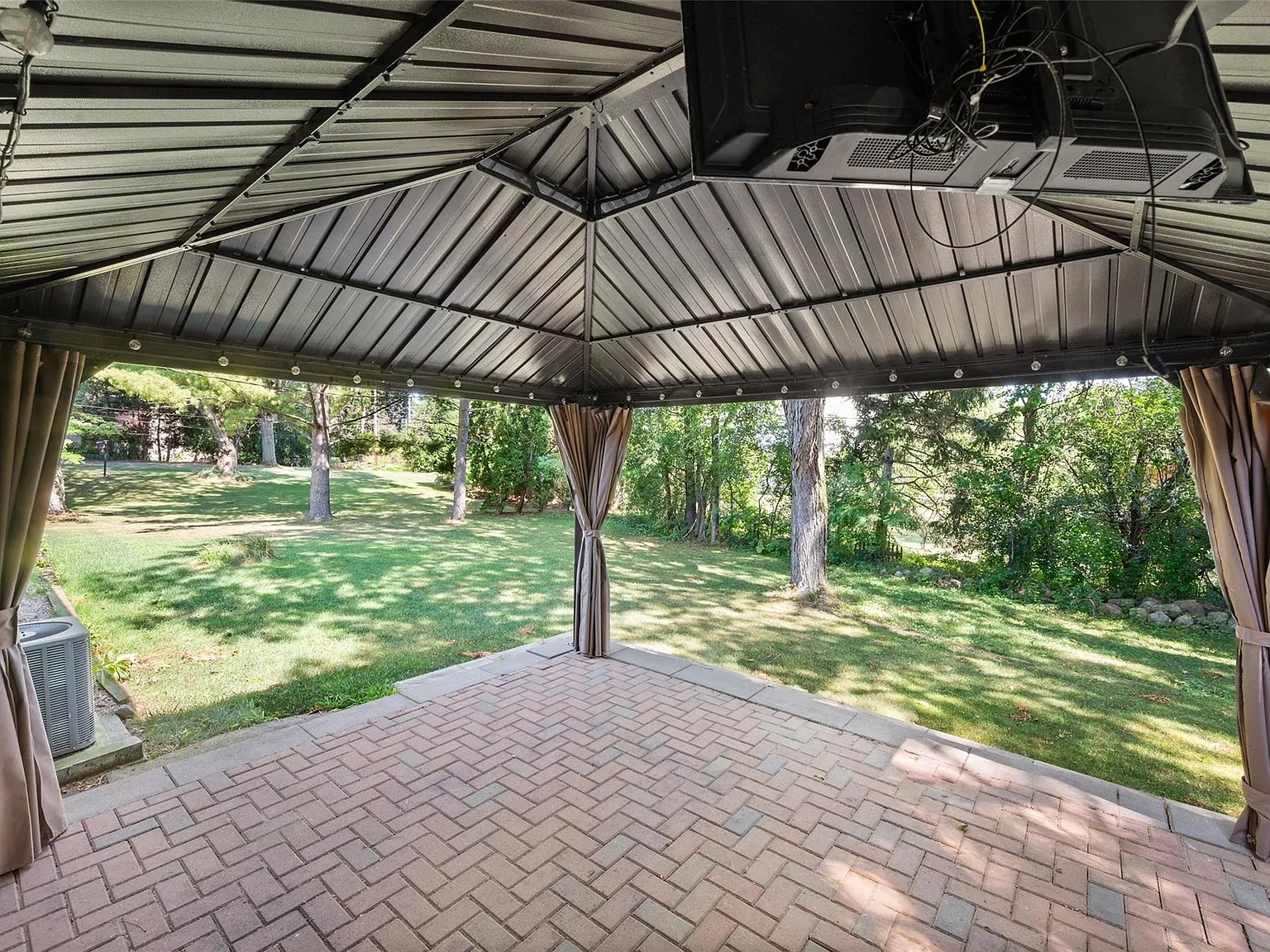 4 bed, 2.5 bath, 1800 sqft, $2,800 — Photo 3