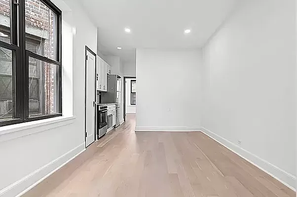 Rented by Current Real Estate Advisors | media 11