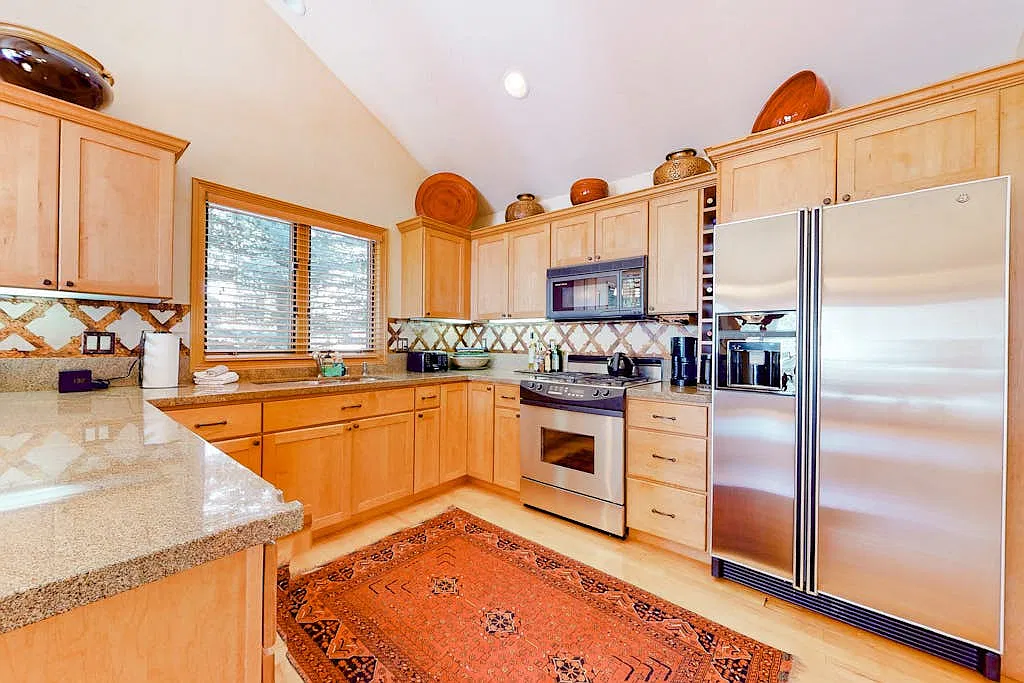 3 bed, 3.5 bath, 2464 sqft, $10,000 — Photo 3