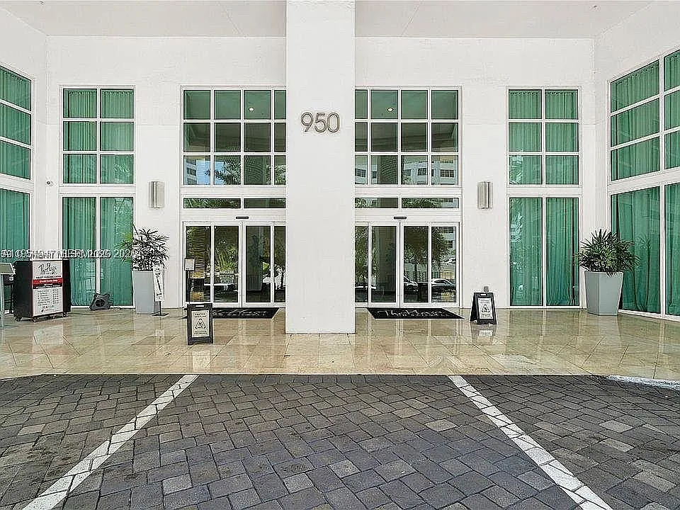 950 Brickell Bay Dr — Photo 3