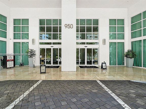 3rd image of 950 Brickell Bay Dr