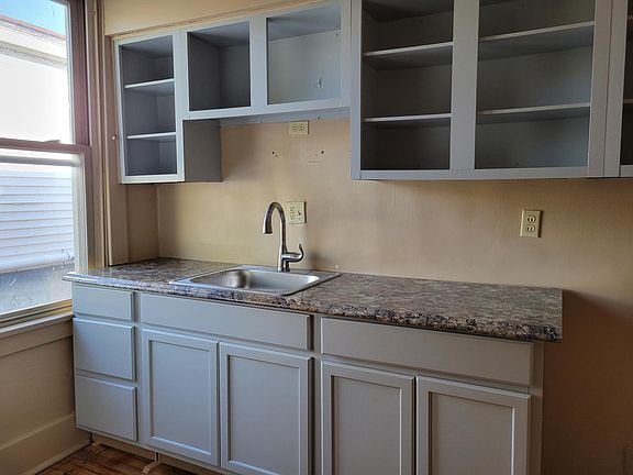 Eat-in kitchen, new appliances, cabinets