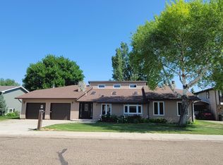 816 Mannhaven St, Hazen, ND 58545