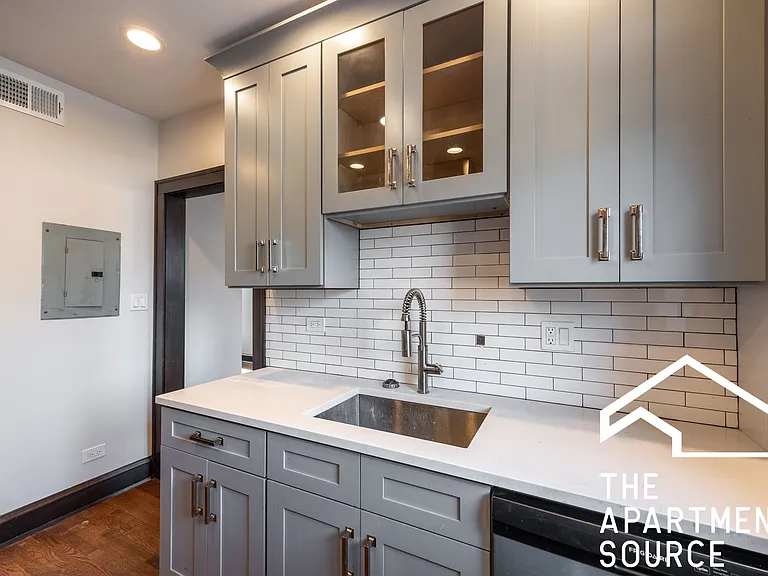 2624 W Devon Ave #301 — Photo 4