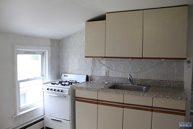 1st image of 784 Edgewood Ln #3