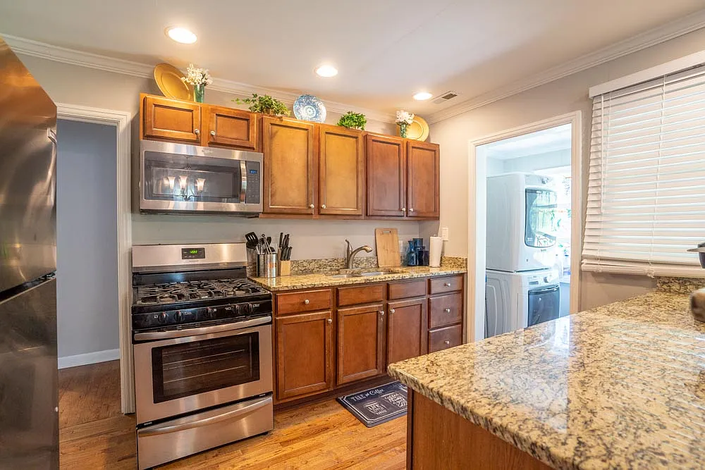 3 bed, 1000 sqft, $3,250 — Photo 4