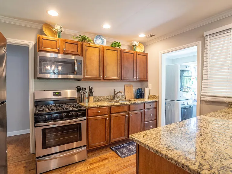 2475 Constance St — Photo 4