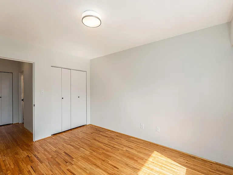 950 Rockland Ave — Photo 13