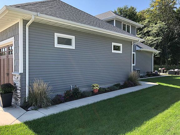 Sidewalk to 
Back Patio