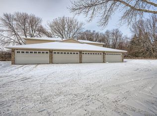 927 Pondview Ct, Vadnais Heights, MN 55127