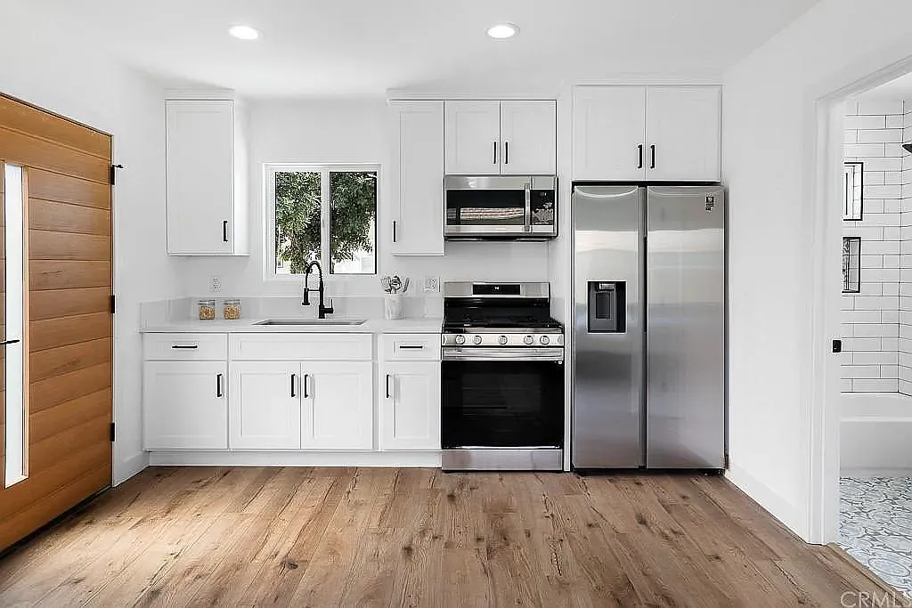 Studio, 360 sqft, $2,300 — Photo 3