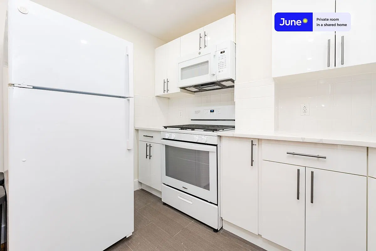 Queen bedroom in 3 bed/1 bath home in Bedford-Stuyvesant #1793 C — Photo 4