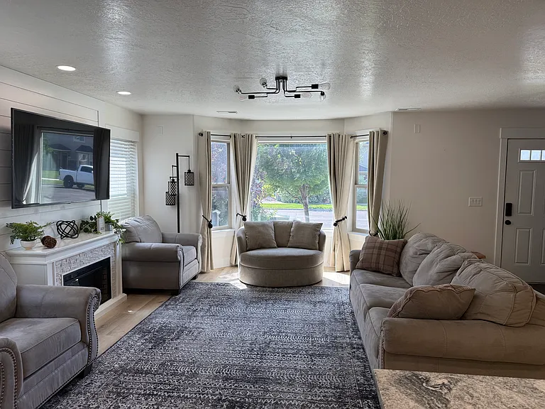 632 Trejo St — Photo 3