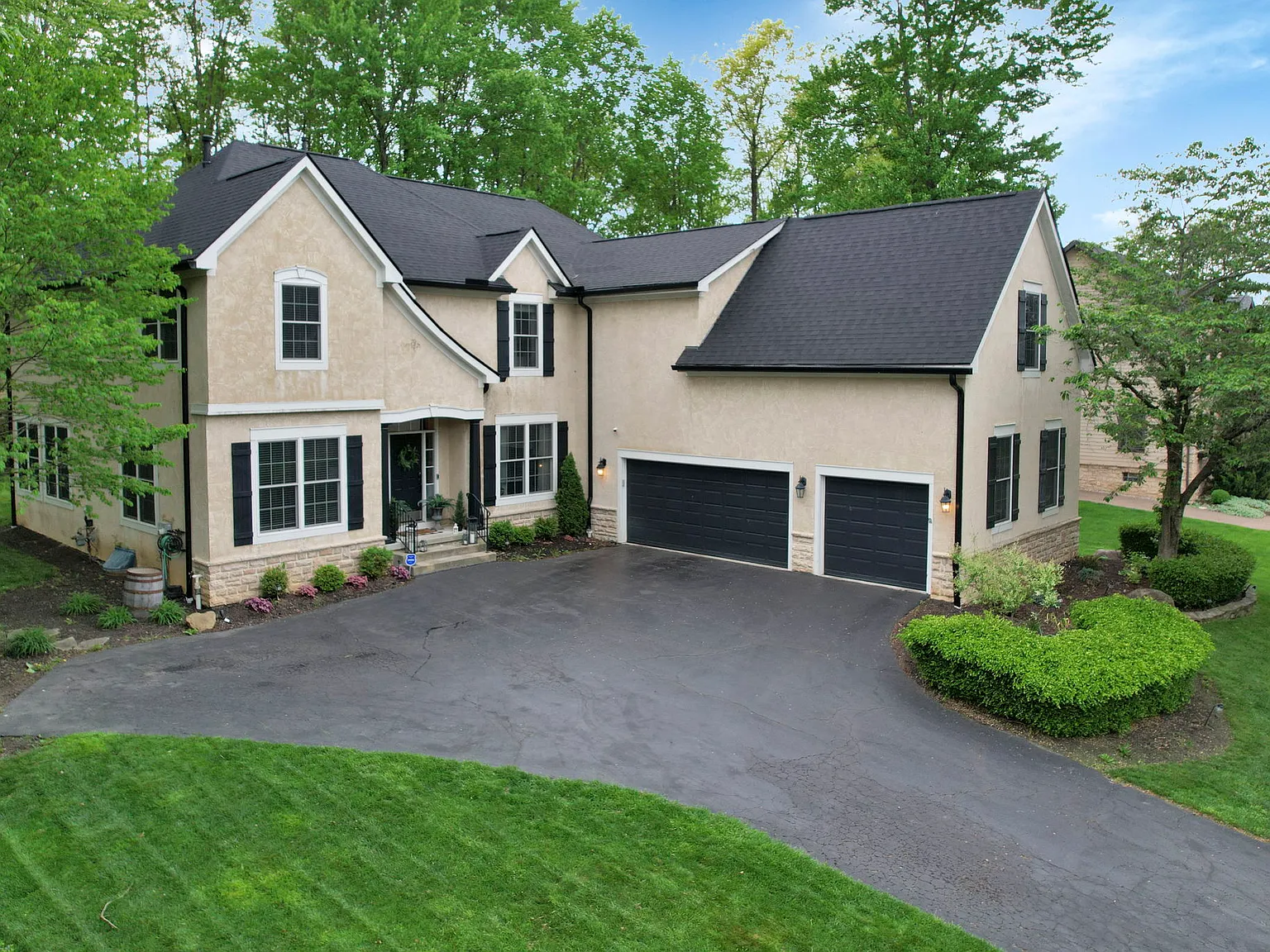4 bed, 4104 sqft, $5,695 — Photo 2