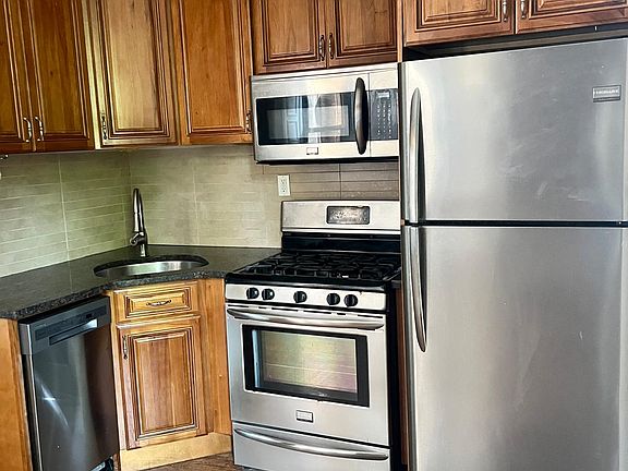 4th image of 252 Hancock St #2R