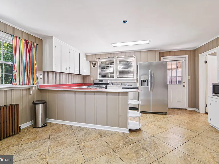 204 Glenmore Ave — Photo 3