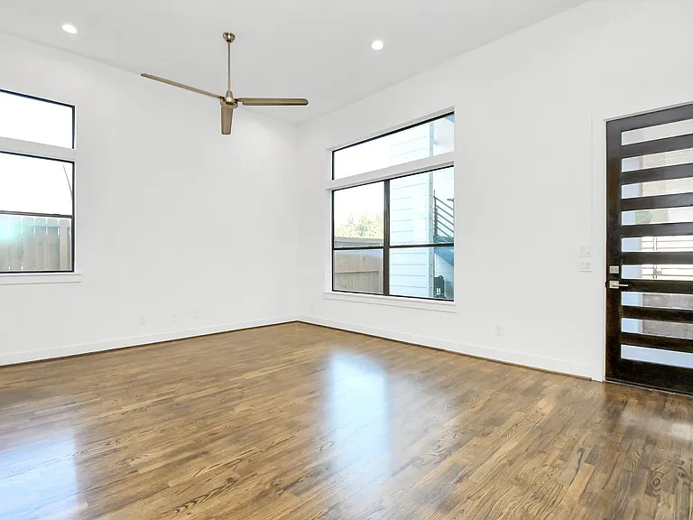 732 W 22nd St #A — Photo 10