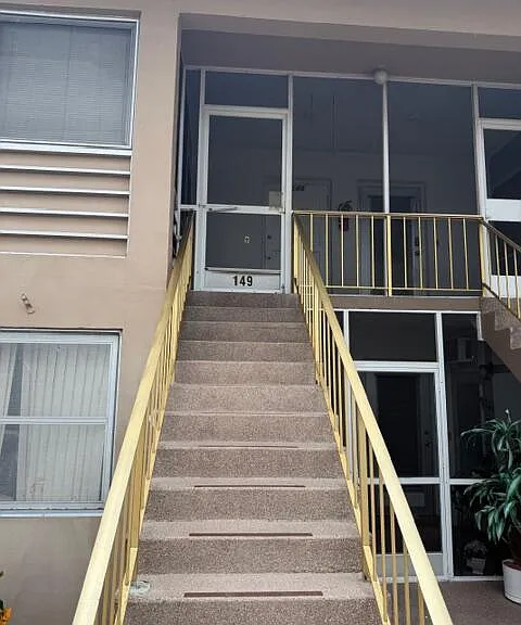 149 Stratford E — Photo 2