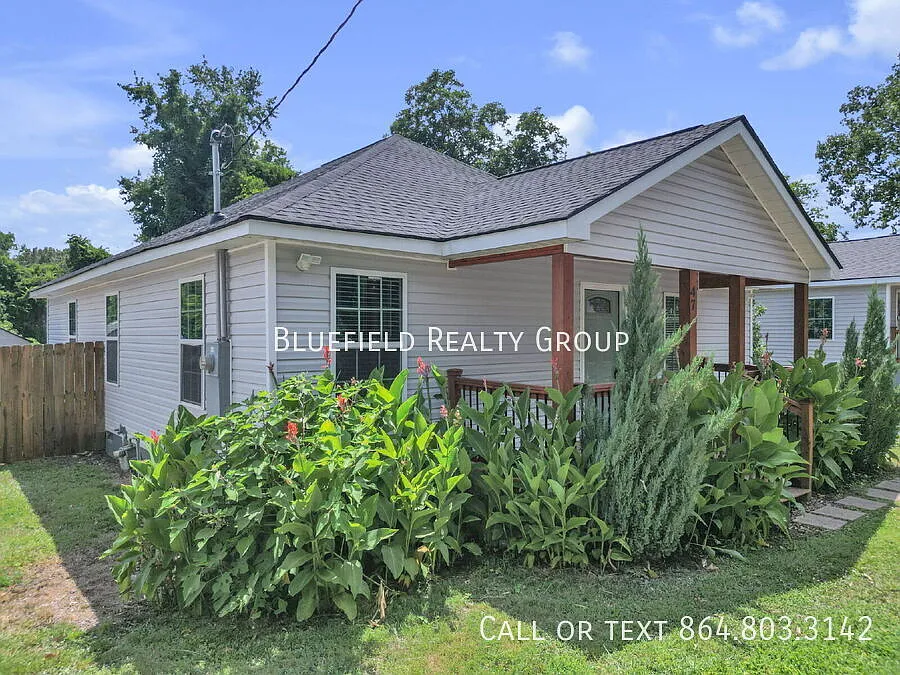 $2,150/Month Beautiful 3 Bedroom, 2 Bathroom Home Near Downtown Greenville! — Photo 3