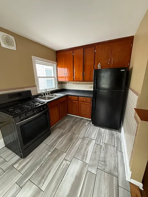 3 bed, 1200 sqft, $1,900 — Photo 2