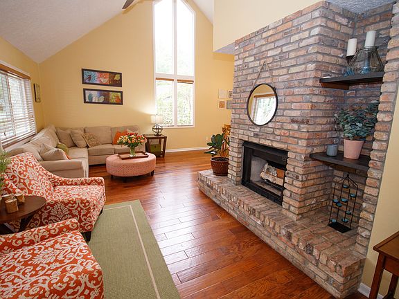 living room vaulted ceiling
