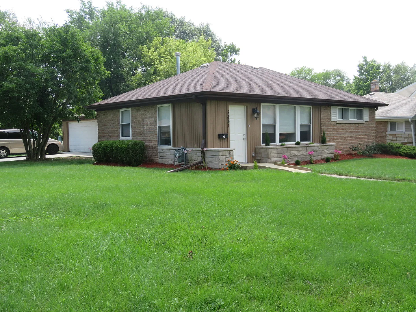 2441 Hawthorne Rd photo 1