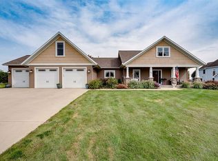 101 Vernon Dr, Hopedale, IL