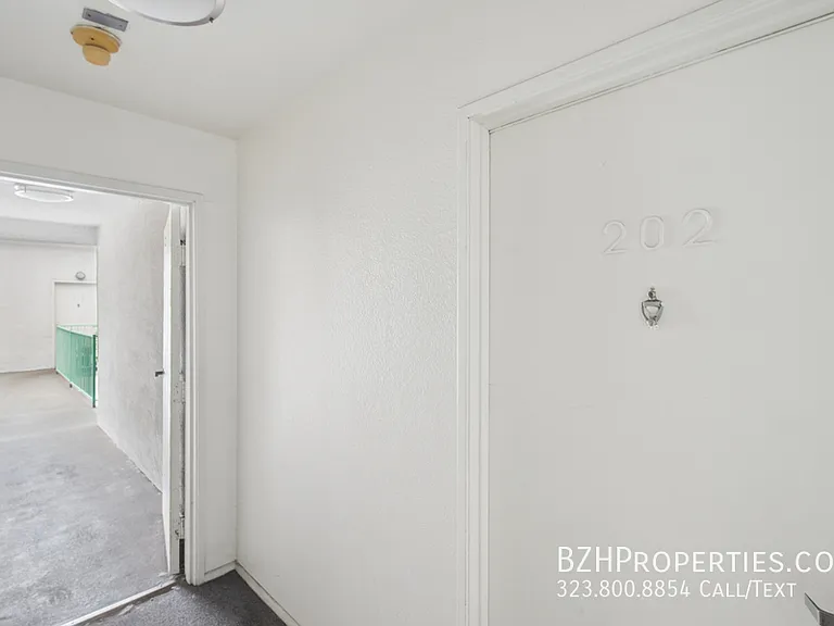 870 Crenshaw — Photo 20