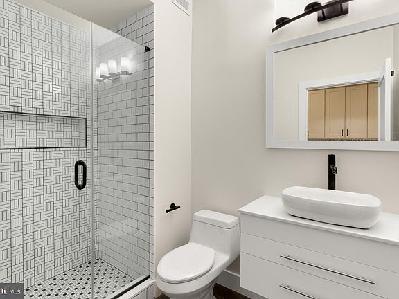 4th image of 1868 Frankford Ave APT 203