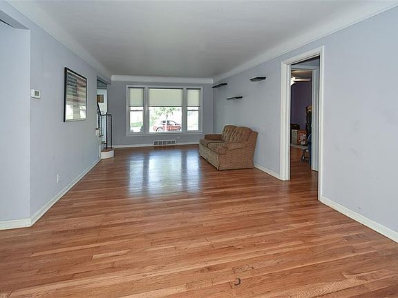4th image of 23902 Edgehill Dr