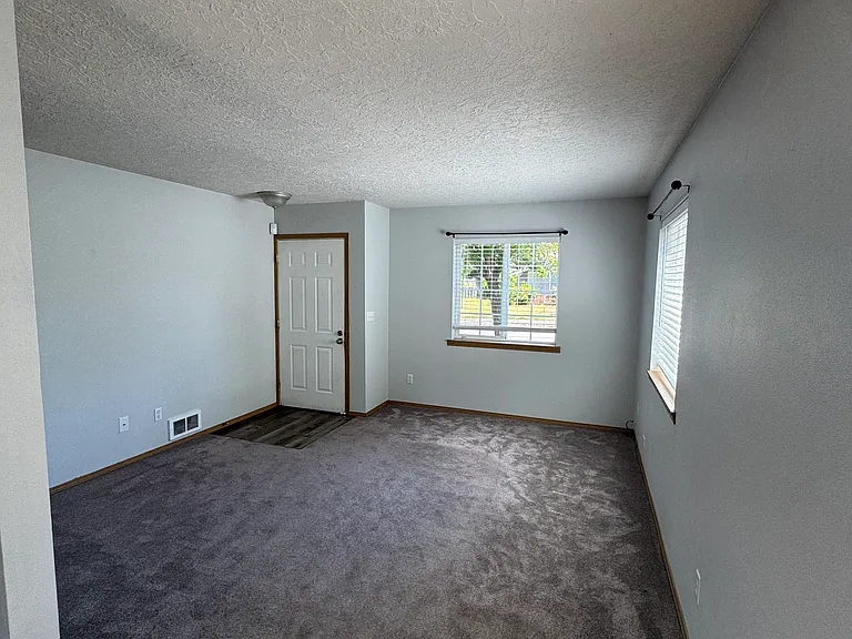 249 SE Elliott Ave — Photo 5