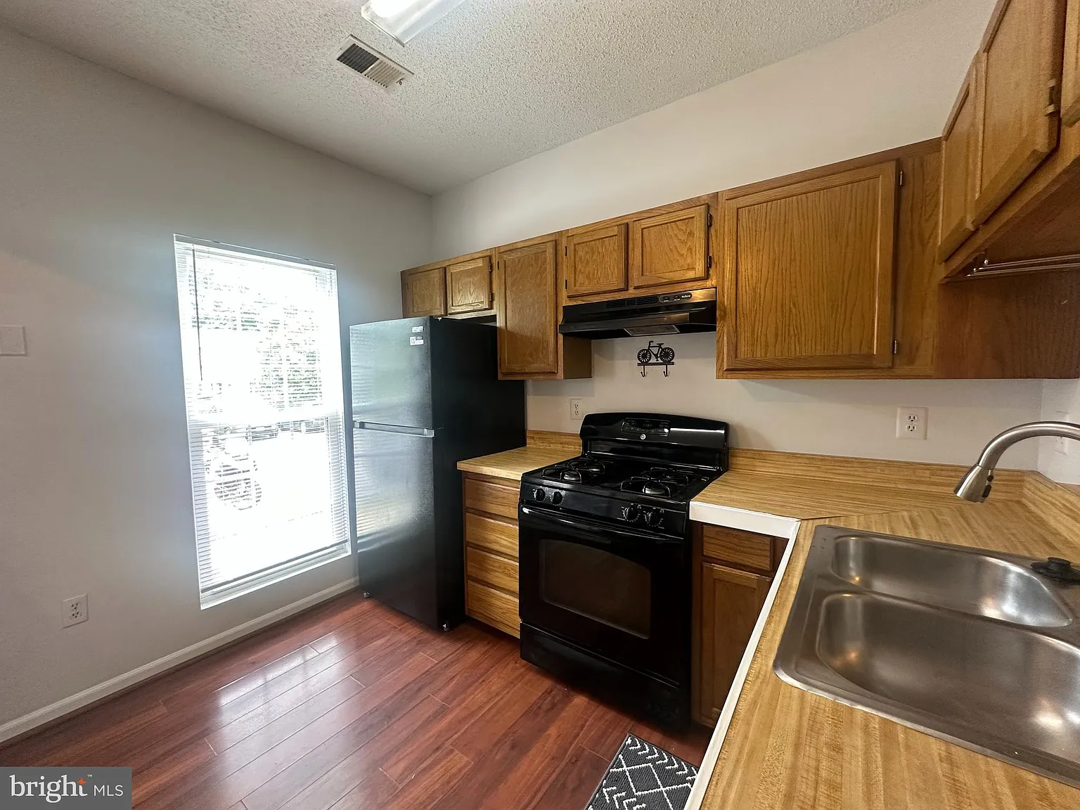 2 bed, 1.5 bath, 1008 sqft, $2,500 — Photo 3