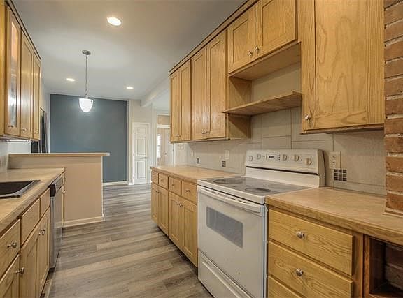 4th image of 2138 Holly St
