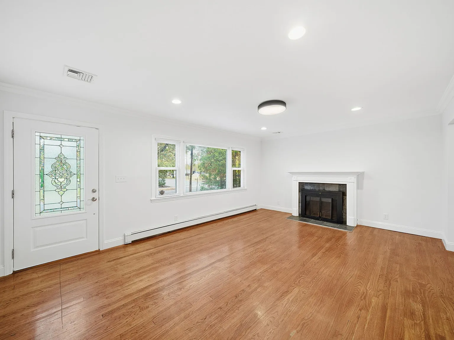 3 bed, 1.5 bath, 1726 sqft, $4,500 — Photo 4