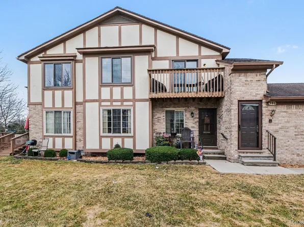 946 Country Club Dr, Saint Clair Shores, MI 48082