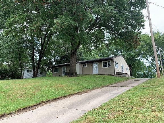 1112 Shawnee St duplex from base of driveway
