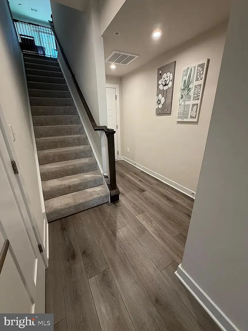 3 bed, 2.5 bath, 2132 sqft, $3,000 — Photo 2