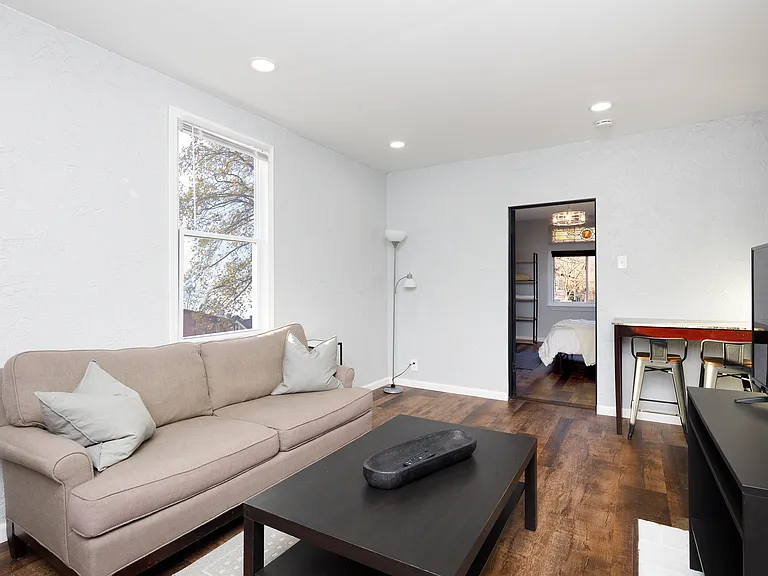 Savannah Ave — Photo 4